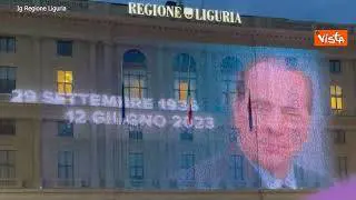 Il Palazzo della Regione Liguria illuminato col volto di Silvio Berlusconi, le immagini