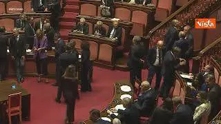 Discussione tra La Russa e Berlusconi al Senato, e il leader azzurro batte con la penna sul tavolo