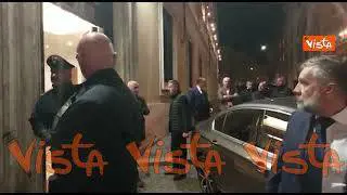 Berlusconi esce dal Senato dopo suo ritorno in Aula e saluta: "Ciao ragazzi"