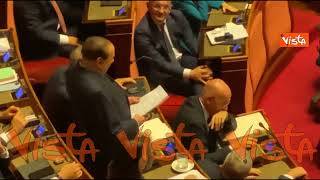 Berlusconi ai senatori: “È nato il mio 17esimo nipotino”. Standing ovation dell’Aula