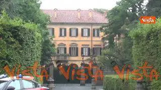 Addio a Silvio Berlusconi, l'attesa dei giornalisti davanti a villa San Martino