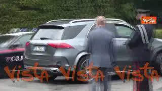 Via vai di macchine per l'addio a Silvio Berlusconi a villa San Martino