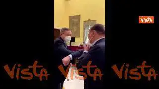 Berlusconi e Draghi, il saluto col gomito all’incontro: “Grazie di essere venuto”