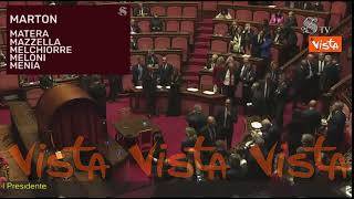 Berlusconi vota tra gli applausi, ma sbaglia ed esce “contromano” dall’urna