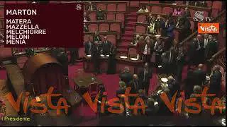 Berlusconi vota tra gli applausi, ma sbaglia ed esce “contromano” dall’urna