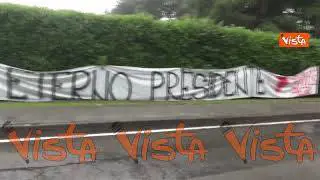 "Grazie in eterno presidente", lo striscione per Berlusconi davanti a villa San Martino