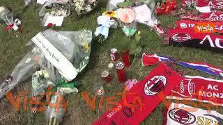 Addio a Silvio Berlusconi, sciarpe del Milan, fiori, striscioni e ricordi alla villa ad Arcore