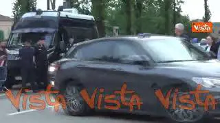 Meloni, Salvini e La Russa arrivano a villa San Martino ad Arcore accolti da un applauso