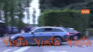 Piersilvio Berlusconi saluta le persone davanti a villa San Martino tra gli applausi