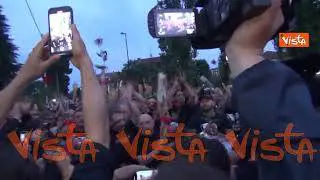 La Curva Sud del Milan a villa San Martino, rose rosse e il coro: C'è solo un Presidente