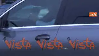 Barbara Berlusconi lascia villa San Martino e saluta, l'applauso in strada