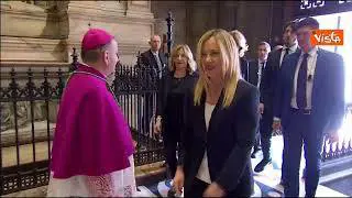 Meloni in Duomo per il funerale di Silvio Berlusconi: gli applausi della folla
