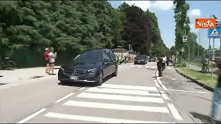 Il carro funebre di Silvio Berlusconi lascia Arcore, tanta gente in strada per omaggiarlo