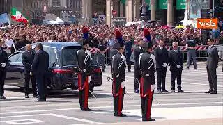 Bandiere del Milan e cori da stadio in piazza Duomo per Berlusconi: "C'è solo un Presidente"