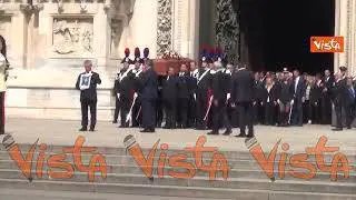 "C'è solo un Presidente", il coro per l'uscita del feretro di Silvio Berlusconi