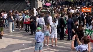 "Ciao Silvio" e la bandiera di Forza Italia in Piazza Duomo al termine del funerale