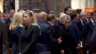 Il feretro di Silvio Berlusconi attraversa la navata del Duomo di Milano tra gli applausi