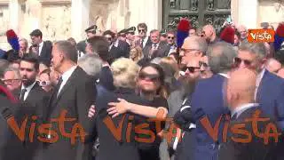 Marta Fascina visibilmente commossa al termine dei funerali di Silvio Berlusconi