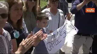 "Mi consenta, Grazie Silvio". Lo striscione in strada ad Arcore al passaggio del carro funebre