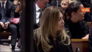 Veronica Lario al funerale di Silvio Berlusconi, siede in seconda fila