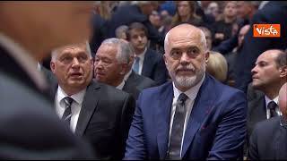 Edi Rama e Viktor Orban seduti vicini al funerale di Silvio Berlusconi