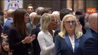 Maria de Filippi al funerale di Berlusconi, indossa una camicia bianca come piaceva al Cav