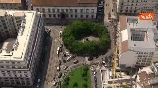 Gli applausi al passaggio del carro funebre di Berlusconi in centro a Milano