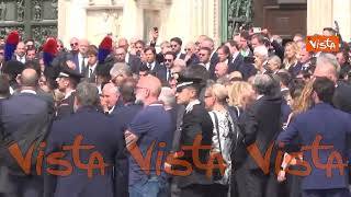 Ecco l'applauso per Berlusconi degli invitati ai funerali davanti al Duomo di Milano