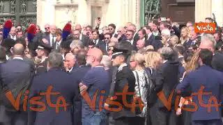 Ecco l'applauso per Berlusconi degli invitati ai funerali davanti al Duomo di Milano