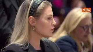 Meloni, Sala e i figli di Berlusoni inginocchiati durante la messa del funerale