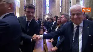 Lo scambio della pace al funerale di Berlusconi