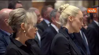 Le note del "silenzio" suonano nel Duomo di Milano al termine dei funerali di Silvio Berlusconi