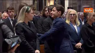 Maria De Filippi bacia Pier Silvio, poi si siede con Silvia Toffanin