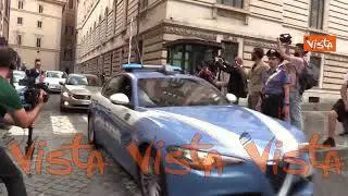 La Tesla bianca di Elon Musk lascia Palazzo Chigi e sfreccia verso Via del Tritone