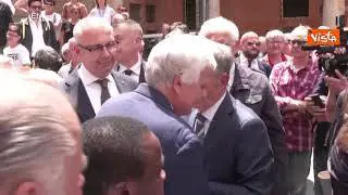 Gli abbracci per Romano Prodi al termine del funerale della moglie Flavia Franzoni