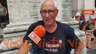 M5s in piazza a Roma, un 67enne: "Nostra generazione ha esaurito risorse, manifesto per espiare"