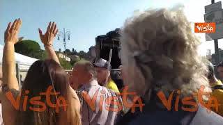Beppe Grillo arriva alla manifestazione del M5s a Roma