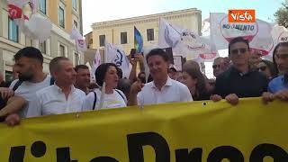 Corteo M5S, Conte in testa alla manifestazione con il pugno alzato