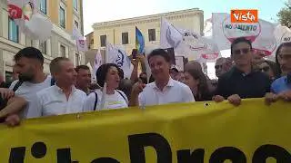 Corteo M5S, Conte in testa alla manifestazione con il pugno alzato