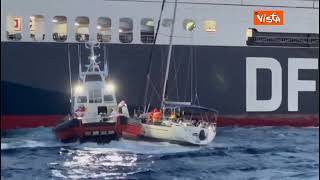 Motovedetta della Guardia Costiera di Roccella soccorre barca a vela con 96 migranti
