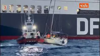Motovedetta della Guardia Costiera di Roccella soccorre barca a vela con 96 migranti