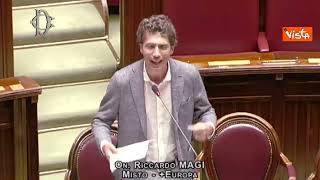 Utero in affitto, Magi espone cartello in Aula alla Camera "Genitori non sono criminali"