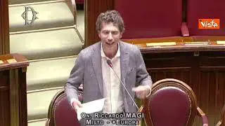 Utero in affitto, Magi espone cartello in Aula alla Camera "Genitori non sono criminali"