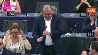Martusciello (FI) ricorda tra le lacrime Berlusconi a Strasburgo: "Siate fieri di averlo conosciuto"