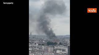 Incendio a Parigi, crolla un palazzo in centro, i video postati sui social