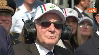 Mattarella alla festa dell'Aeronautica, indossa occhiali da sole e cappellino