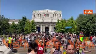 Pride Milano, la città si colora di bandiere arcobaleno