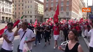 La banda intona 'Bella ciao' al corteo della CGIL in difesa del diritto alla salute