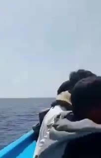 Migranti, il barcone incrocia la Guardia costiera