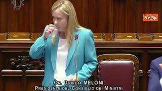 Meloni: "Indignazione per l'attacco che ha coinvolto militari in Kosovo". L'applauso della Camera